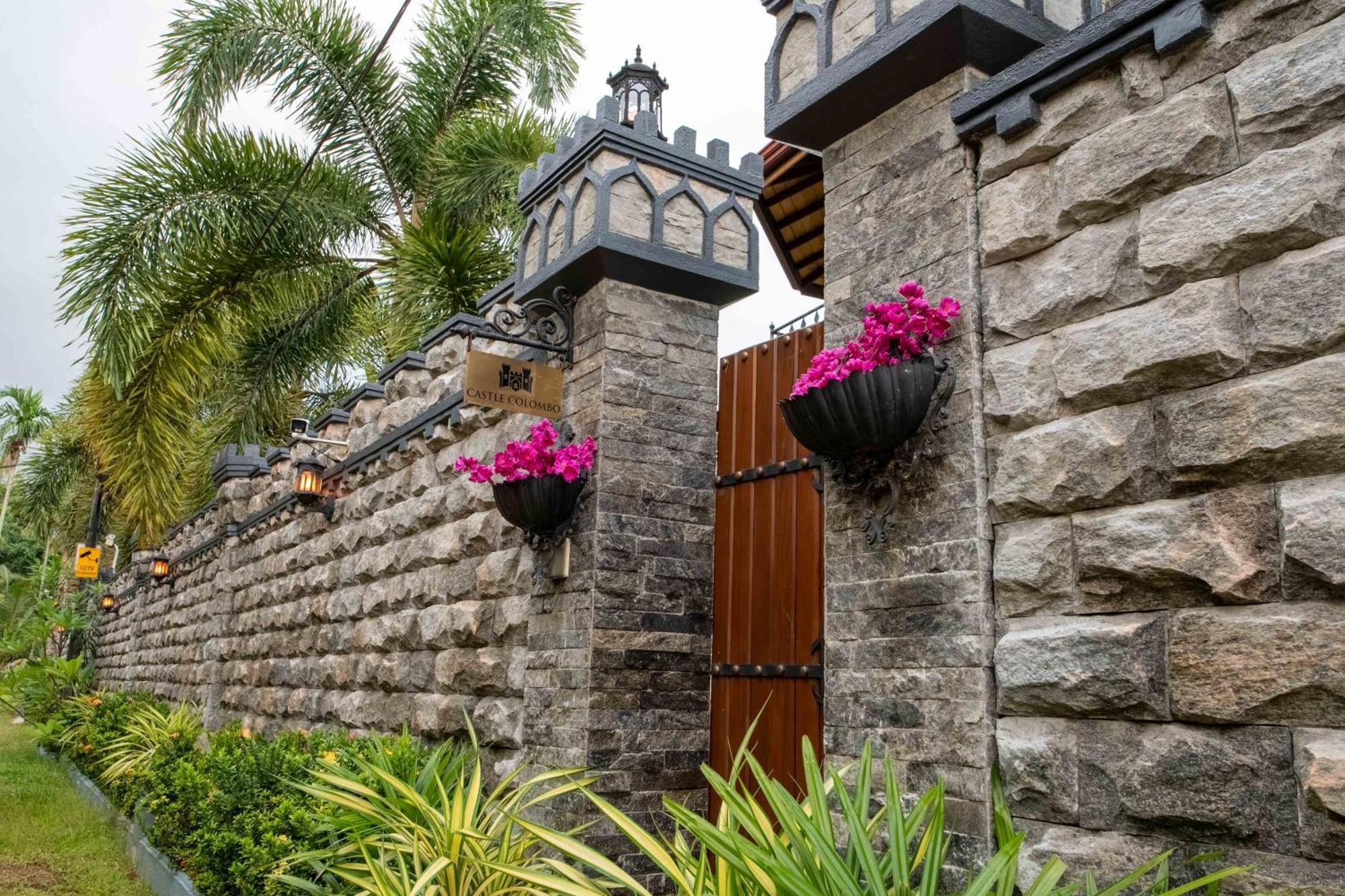 Castle Colombo Hotel Piliyandala Exterior photo